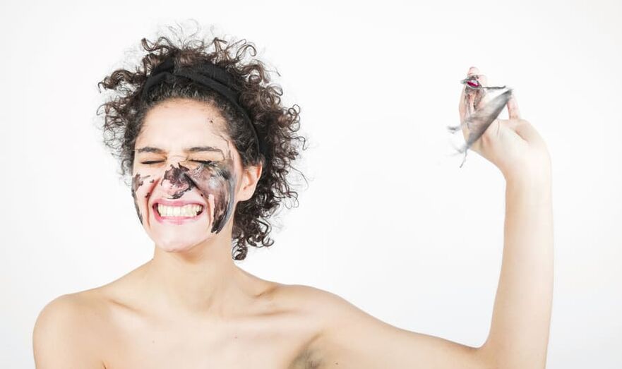 uma mulher está realizando um tratamento facial rejuvenescedor