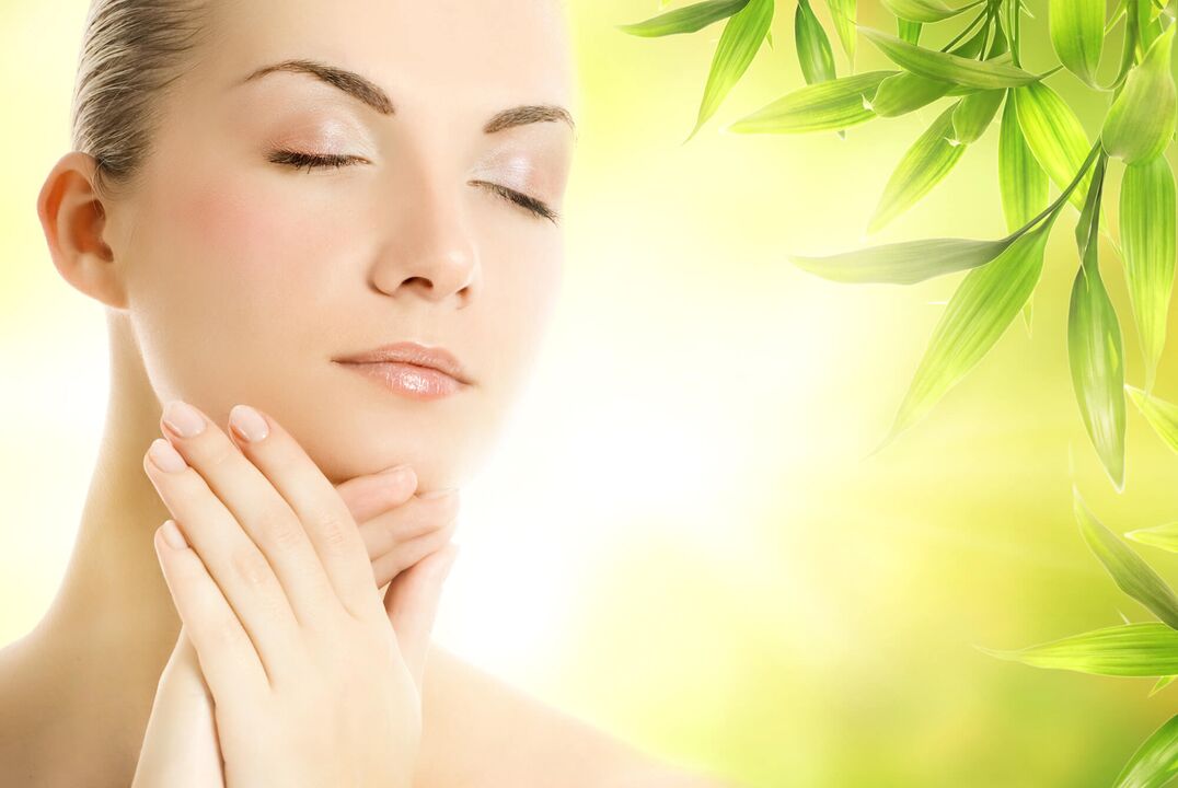 Massagem de pele facial com óleo para rejuvenescimento